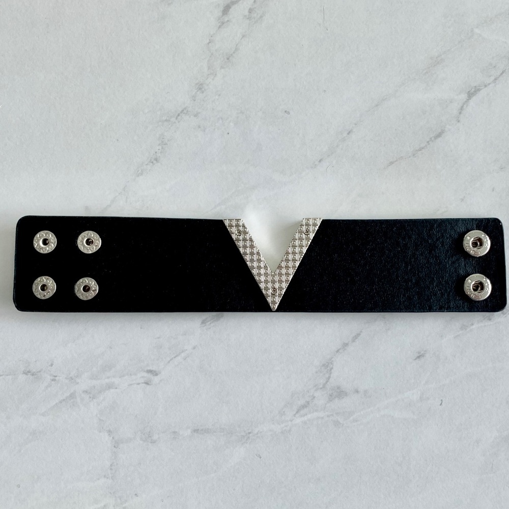 Black Croc Leather Silver V Cut Cuff Bracelet - Picture 4 of 11